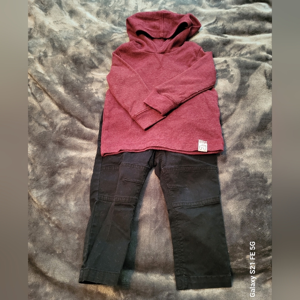 🩷 3/$15 Boys (18M) Cozy Maroon Hoodie and Black Pants Set, like new condition